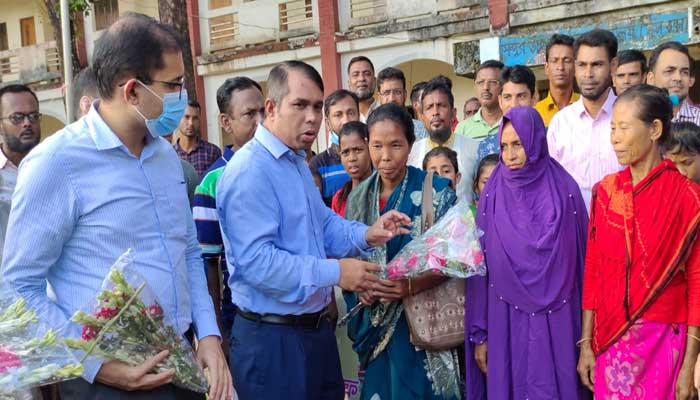 ধোবাউড়ায় সাফজয়ী ফুটবলারের অভিভাবকদের সংবর্ধনা