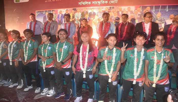 সংস্কৃতিকর্মীদের ভালোবাসায় সিক্ত নারী ফুটবলাররা