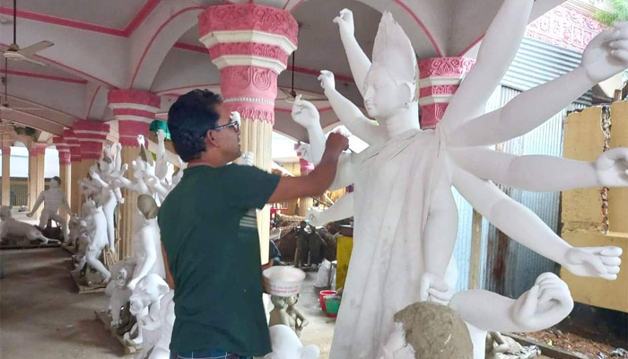 নোয়াখালীতে শঙ্কার মধ্যেও বাড়ানো হয়েছে পূজা মণ্ডপ