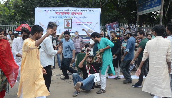 দাবি আদায়ে গান কবিতায় প্রতিবাদ