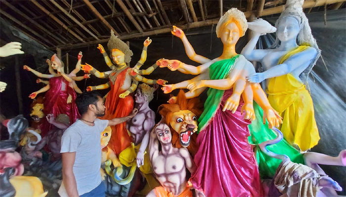 কক্সবাজারে ব্যস্ত সময় পার করছে প্রতিমা শিল্পীরা