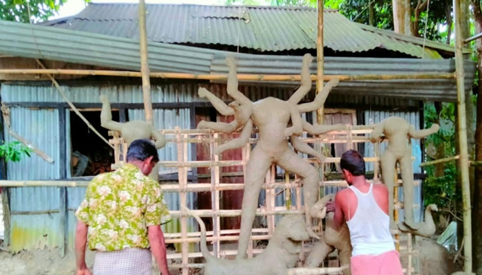শান্তিগঞ্জে প্রতিমা তৈরিতে ব্যস্ত কারিগররা