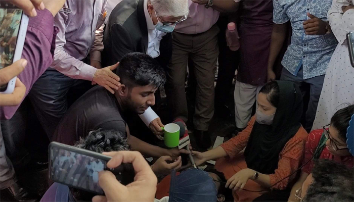 দাবি মেনে হাসনাতের অনশন ভাঙালেন উপাচার্য