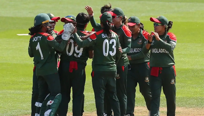 তিন উইকেট হারিয়ে চাপে আয়ারল্যান্ড