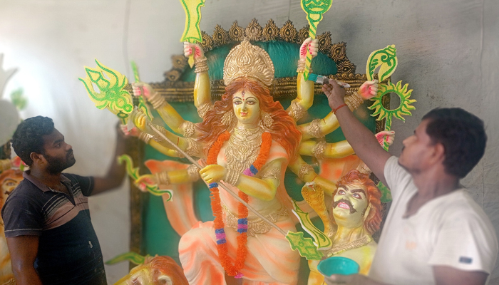 প্রতিমায় তুলির আঁচড়ে ব্যস্ত সময় কাটছে কারিগরদের