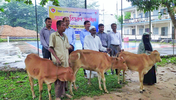 রামগড়ে ভিক্ষুক পুনর্বাসনে গবাদিপশু ও অর্থ প্রদান