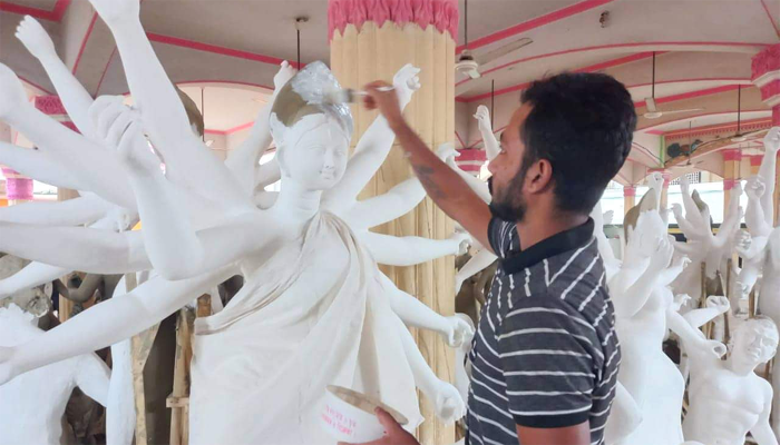 নোয়াখালীতে শঙ্কার মধ্যেও বাড়ানো হয়েছে পূজা মণ্ডপ