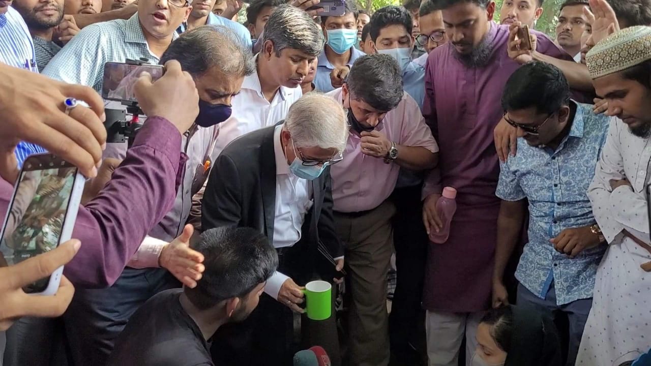 দাবি মেনে হাসনাতের অনশন ভাঙালেন উপাচার্য