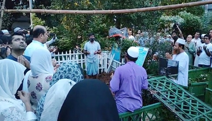 মায়ের কবরের পাশে চিরনিদ্রায় গাজী মাজহারুল আনোয়ার