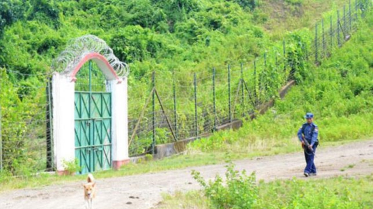 সীমান্তে আতঙ্ক, যুদ্ধ বিমানের আনাগোনা