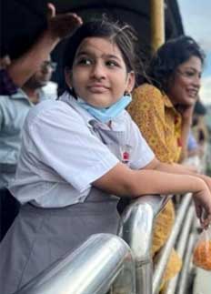 সাফজয়ীদের দেখতে ফুটওভার ব্রিজে মেয়ে নিয়ে বাঁধন