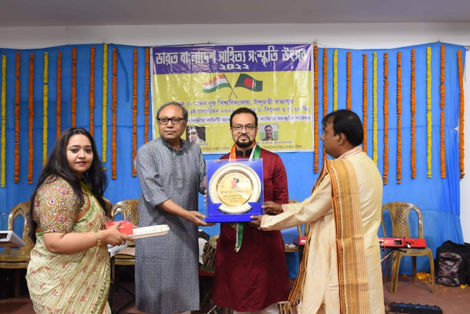 ইন্দিরা গান্ধী স্বর্ণপদক পেলেন গীতিকবি মিরাজ হোসেন