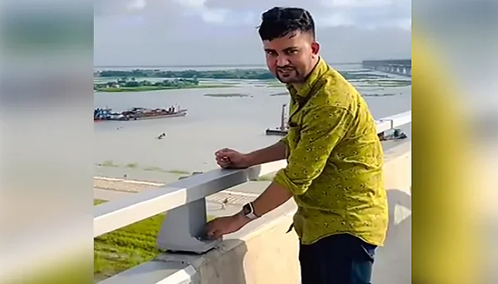 রাজনৈতিক সম্পৃক্ততা মেলেনি বায়েজিদের