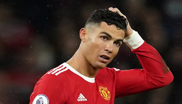 ভক্তের ফোন ভেঙে নিষেধাজ্ঞার মুখে রোনালদো