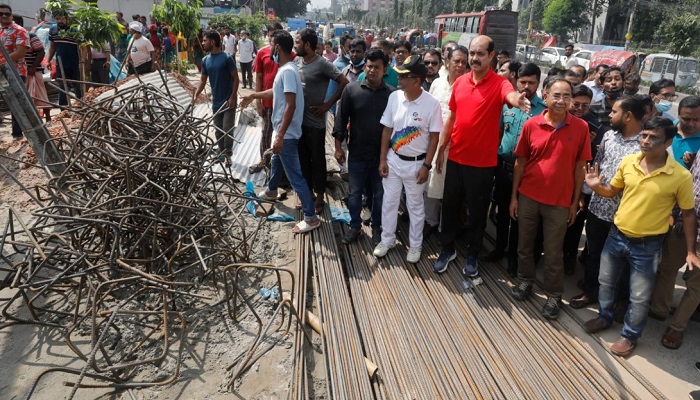 ফুটপাতে নির্মাণ সামগ্রী, বিক্রি করলো ডিএনসিসি