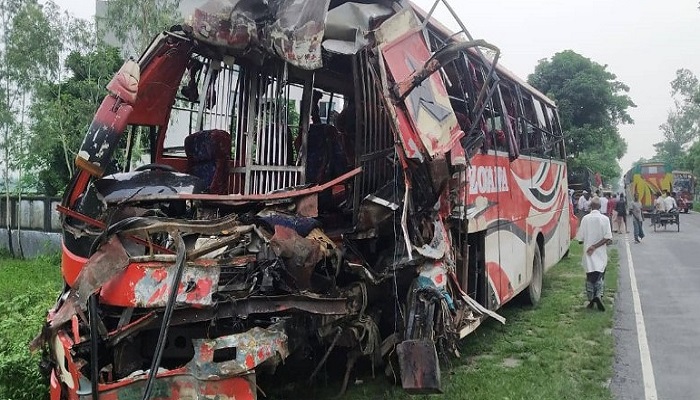 রংপুরে বাস ও অ্যাম্বুলেন্সের সংঘর্ষ, নিহত ৩