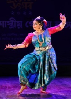নাচের জাদুতে মুগ্ধ দর্শকরা