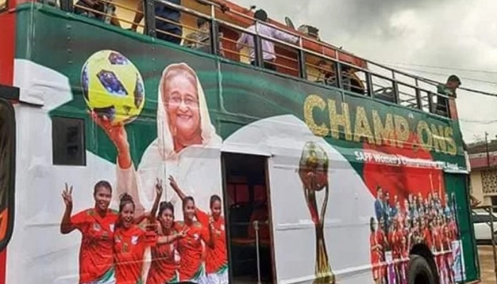ছাদখোলা বাসে যে পথে যাবেন চ্যাম্পিয়নরা