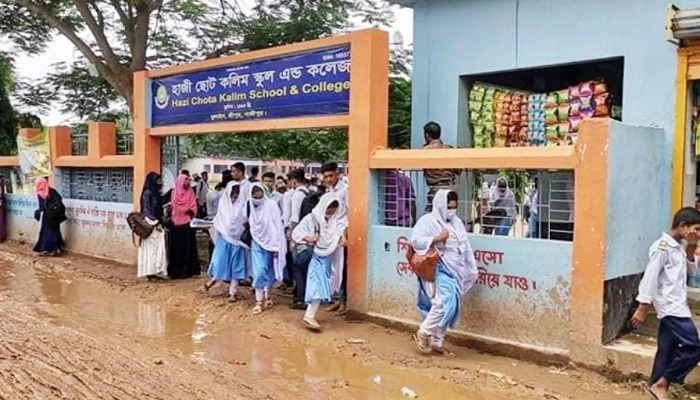 এসএসসি পরীক্ষার হলে বসে ফেসবুক লাইভ, বহিষ্কার ২