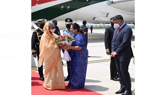 নয়াদিল্লিতে প্রধানমন্ত্রীকে লালগালিচা অভ্যর্থনা