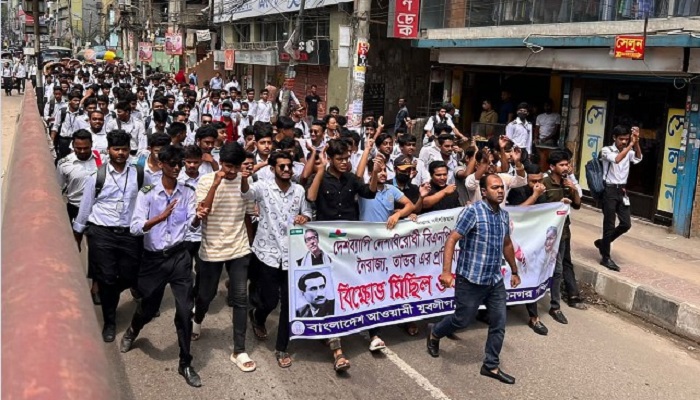 মগবাজারে যুবলীগের বিক্ষোভ