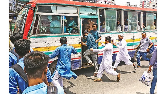 গণপরিবহনে নেই বাসভাড়া কমানোর প্রভাব