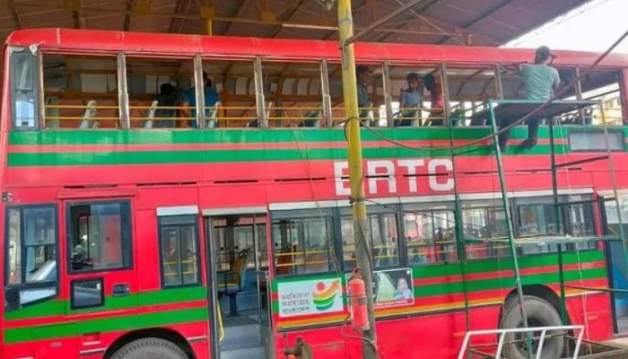 ছাদখোলা বাসে সাফ চ্যাম্পিয়নদের বরণ