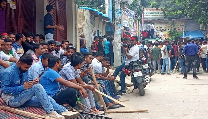 হাতে হাতে লাঠিতে পতাকা বেঁধে সমাবেশে নেতাকর্মীরা
