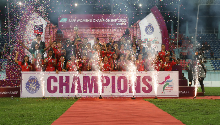 ছাদখোলা বাসে সাফ চ্যাম্পিয়নদের বরণ