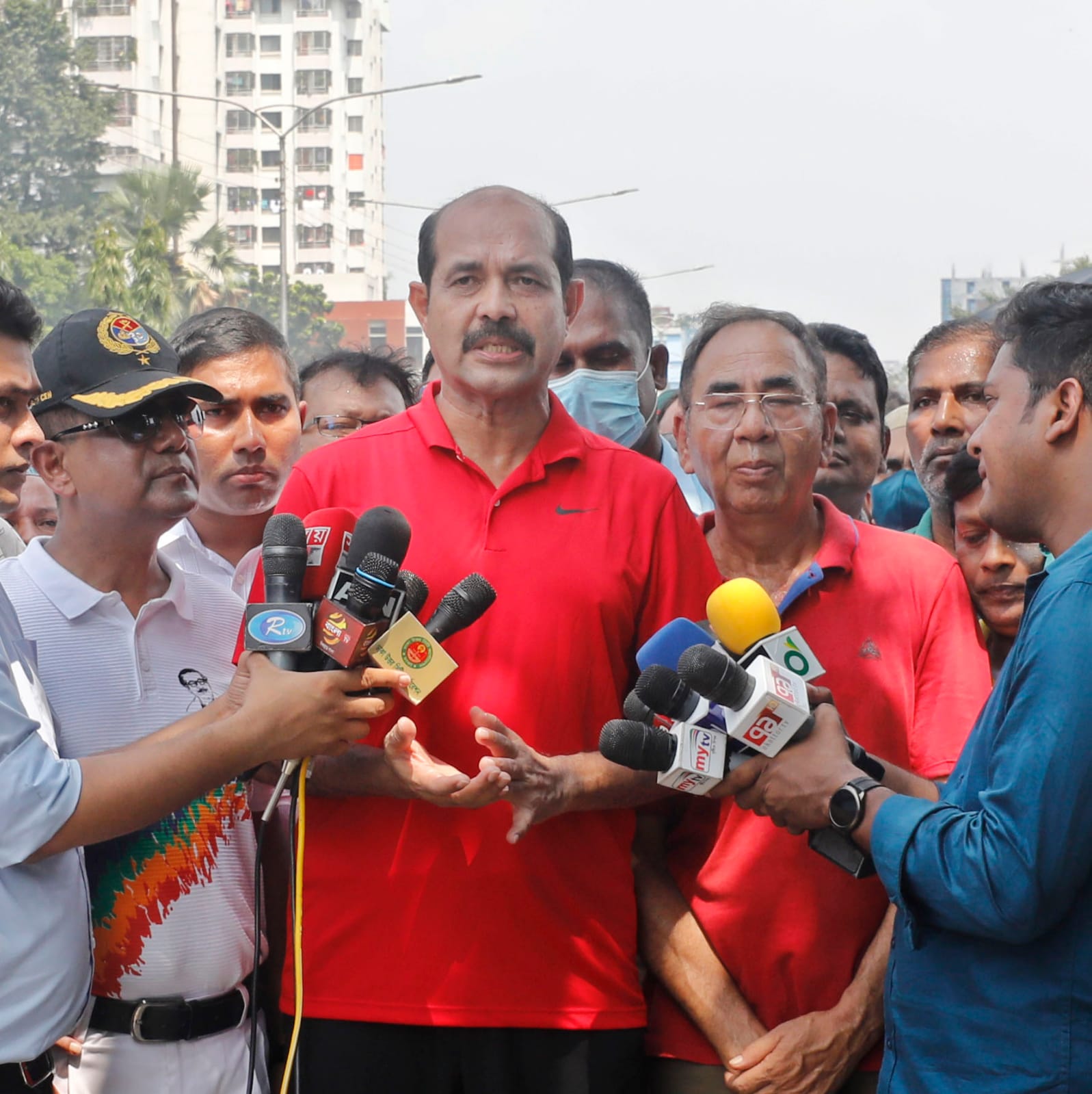 ফুটপাতে নির্মাণ সামগ্রী, বিক্রি করলো ডিএনসিসি