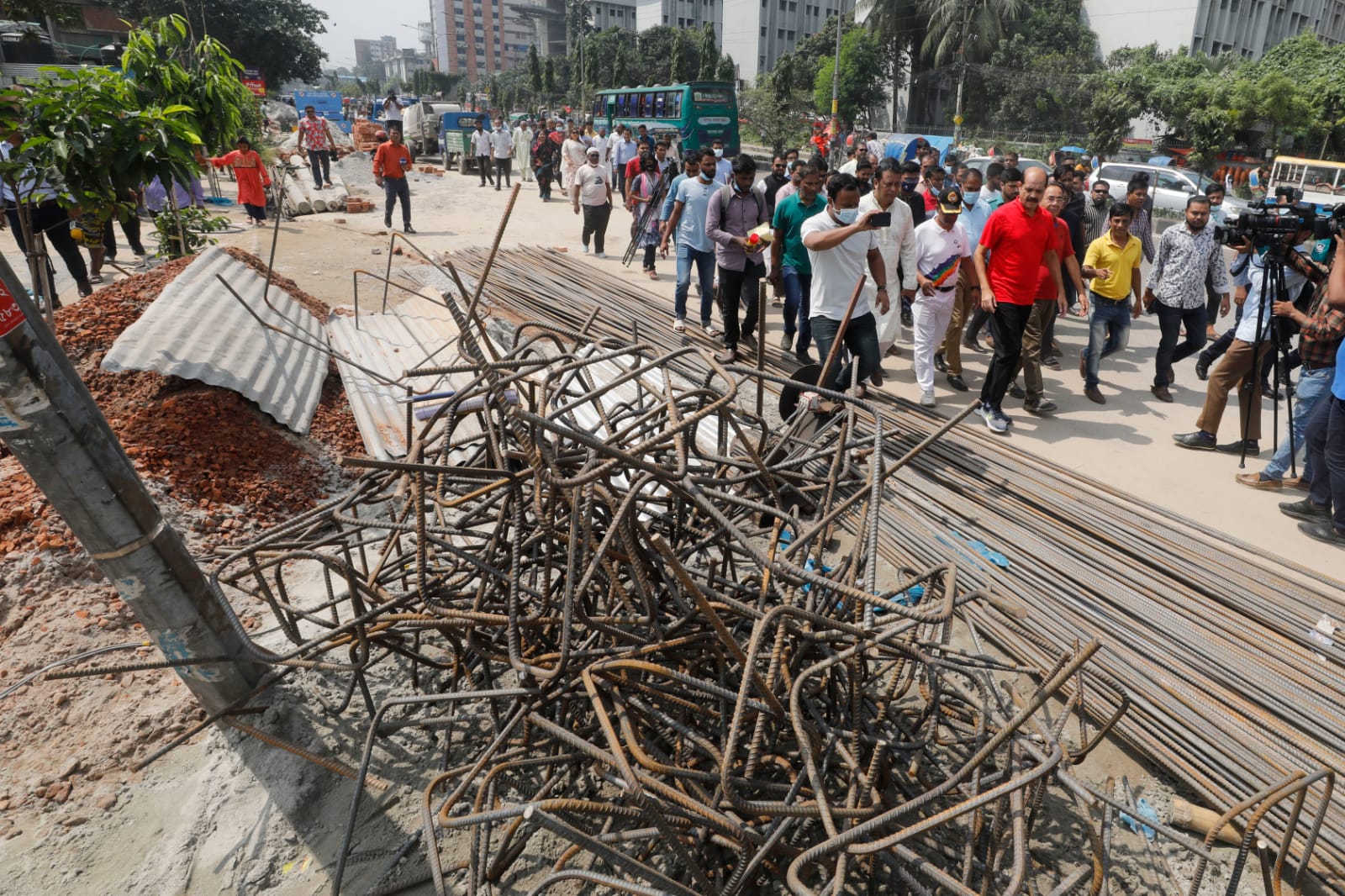 ফুটপাতে নির্মাণ সামগ্রী, বিক্রি করলো ডিএনসিসি