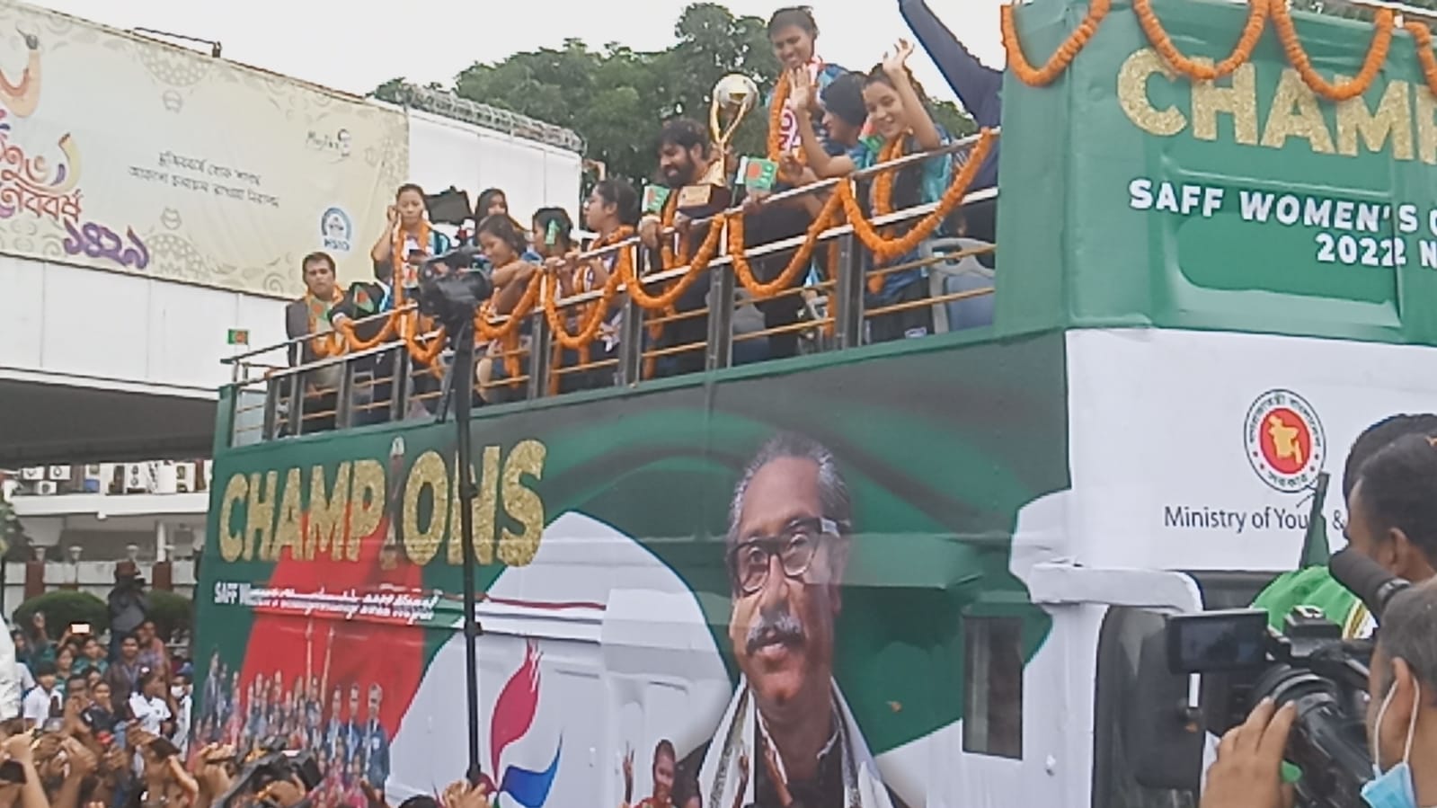 ছাদখোলা বাসে সাফজয়ীদের বিজয় মিছিল