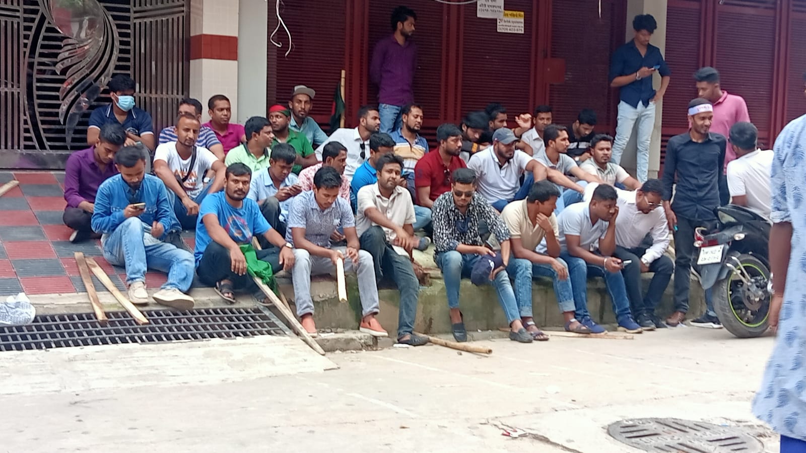 হাতে হাতে লাঠিতে পতাকা বেঁধে সমাবেশে নেতাকর্মীরা
