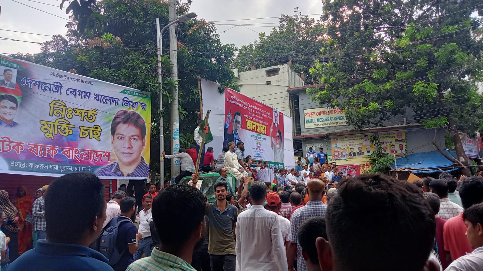 হাতে হাতে লাঠিতে পতাকা বেঁধে সমাবেশে নেতাকর্মীরা