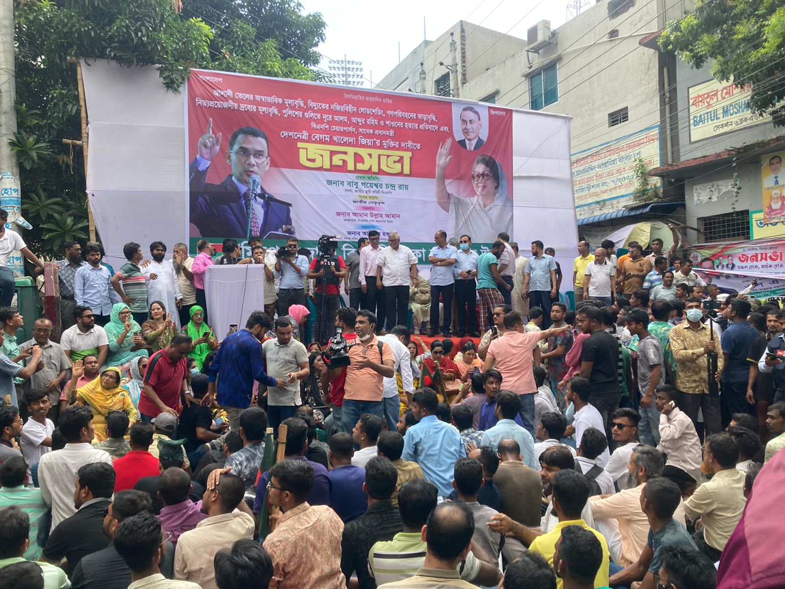 হাতে হাতে লাঠিতে পতাকা বেঁধে সমাবেশে নেতাকর্মীরা