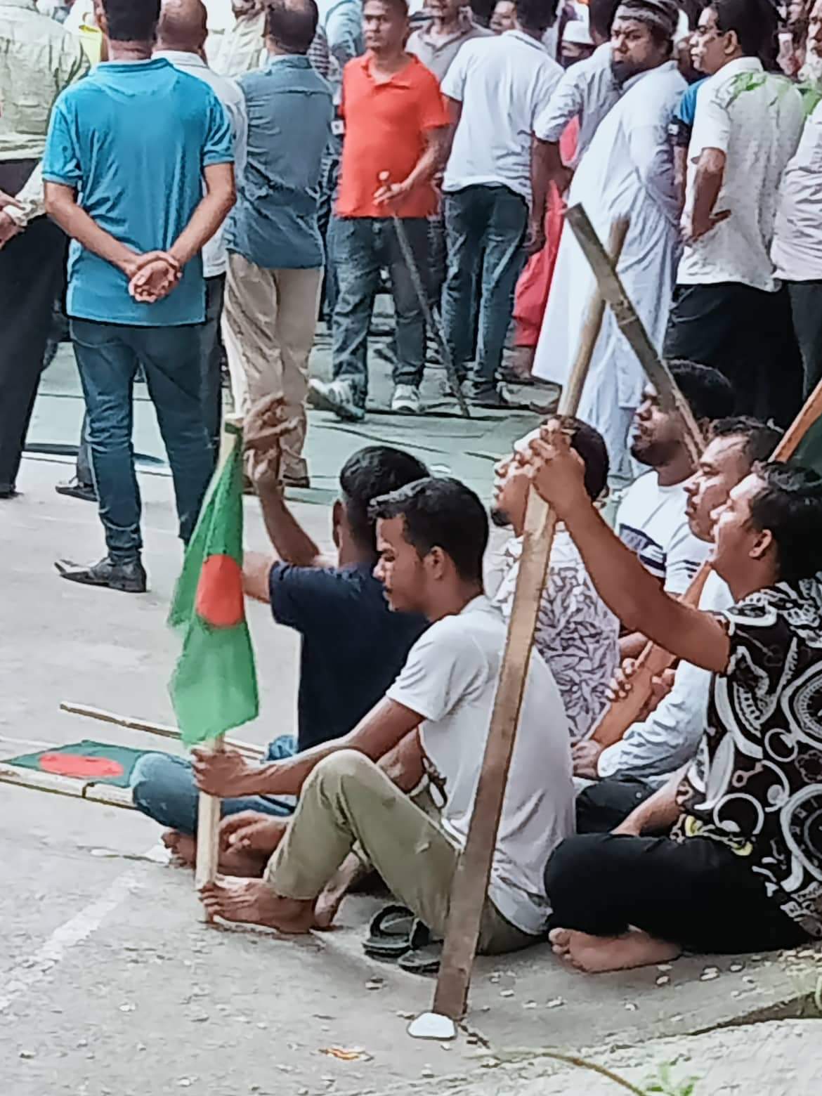 হাতে হাতে লাঠিতে পতাকা বেঁধে সমাবেশে নেতাকর্মীরা