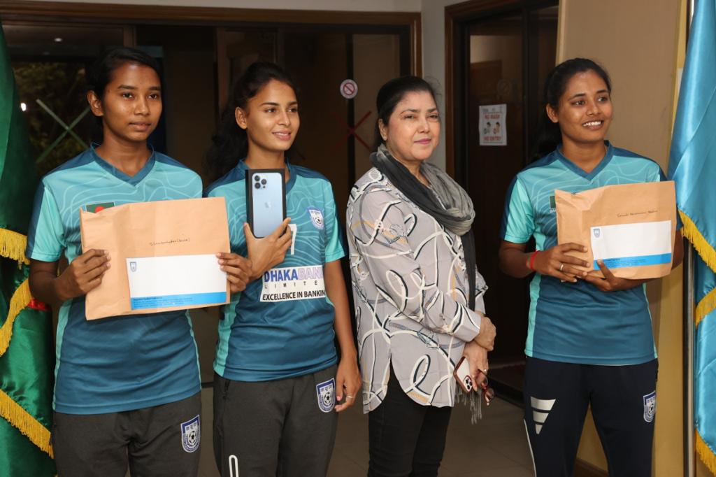 ‘লাগেজকাণ্ডে’ ক্ষতিপূরণ পেলেন তিন নারী ফুটবলার