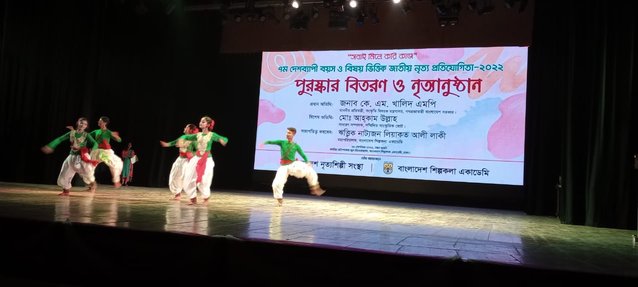 নাচের জাদুতে মুগ্ধ দর্শকরা
