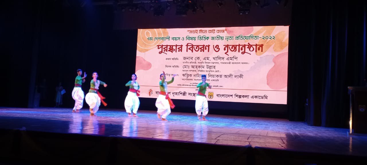 নাচের জাদুতে মুগ্ধ দর্শকরা
