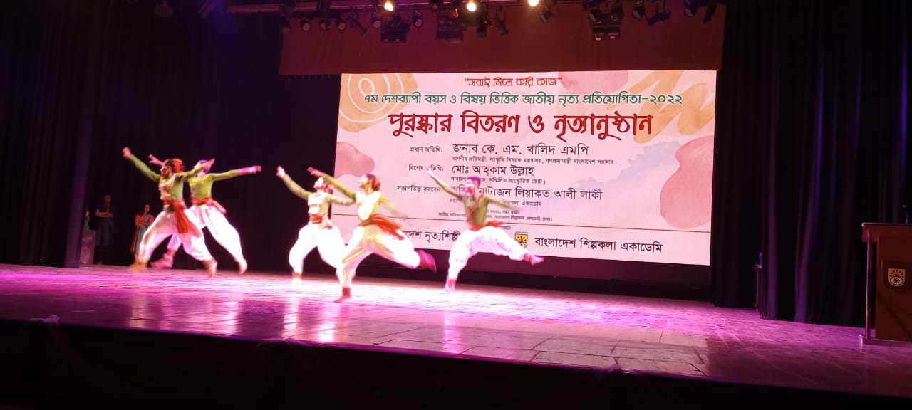 নাচের জাদুতে মুগ্ধ দর্শকরা
