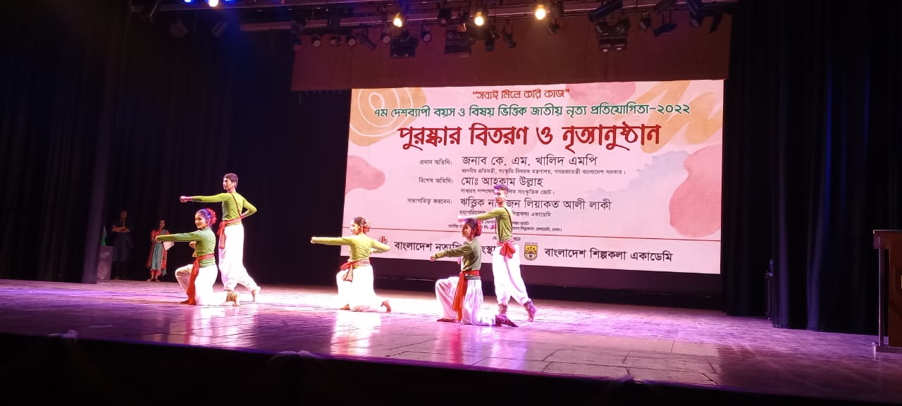 নাচের জাদুতে মুগ্ধ দর্শকরা