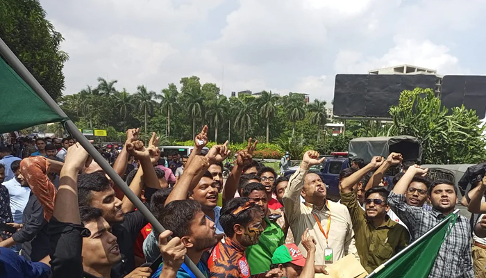 সাবিনাদের বরণ করতে সমর্থকদের ঢল