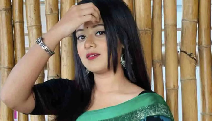 নেটিজেনদের কড়া জবাব দিলেন দীঘি