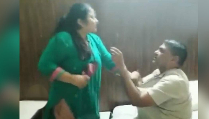 প্রেমিকা নিয়ে হোটেলে স্বামী, স্ত্রীর জুতাপেটা (ভিডিও)