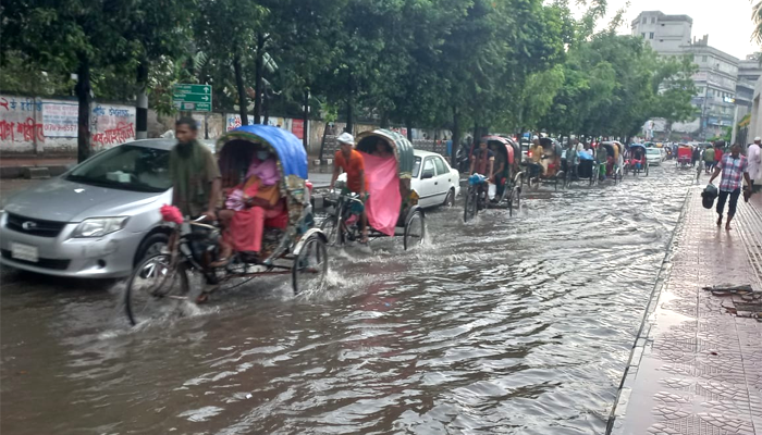 রাজধানীতে ঝুম বৃষ্টি, ভোগান্তিতে নগরবাসী
