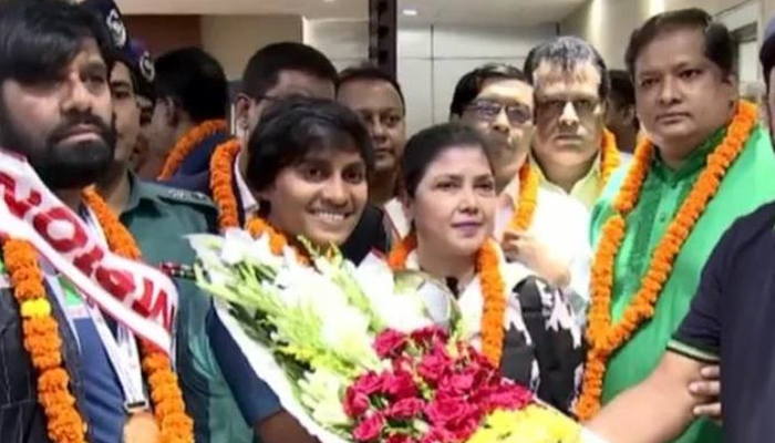 বিমানবন্দরে ফুলেল সংবর্ধনা সাবিনাদের