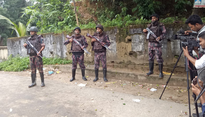 সীমান্তে আতঙ্ক, যুদ্ধ বিমানের আনাগোনা