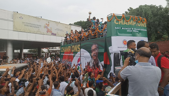 সাবিনাদের বরণ করতে সমর্থকদের ঢল