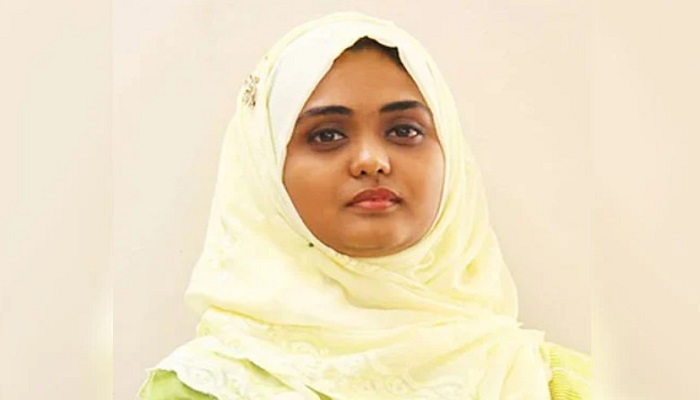 টেবিলে আছড়ে ট্রফি ভাঙলেন ইউএনও