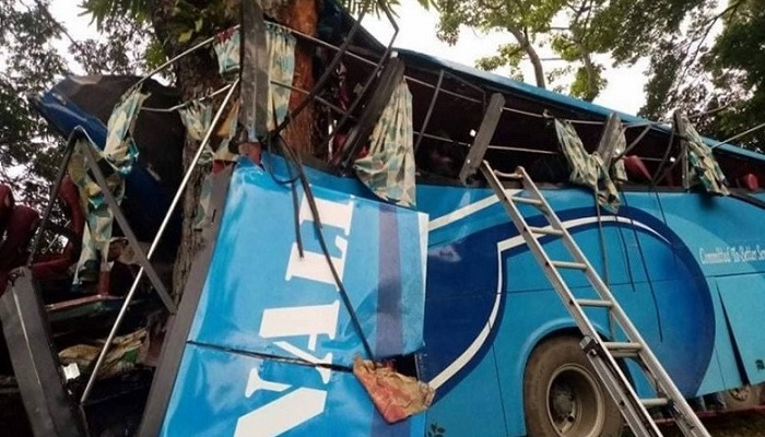 বাসের নিয়ন্ত্রণ হারিয়ে গাছে ধাক্কা, নিহত ১